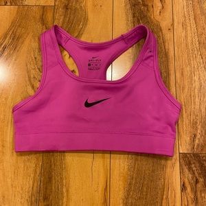 NEW WITHOUT TAG. SIZE XS Bright pink Nike Swoosh sports bra non-padded